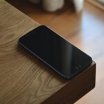 Stojaki na telefon z drewna – funkcjonalność i design w jednym